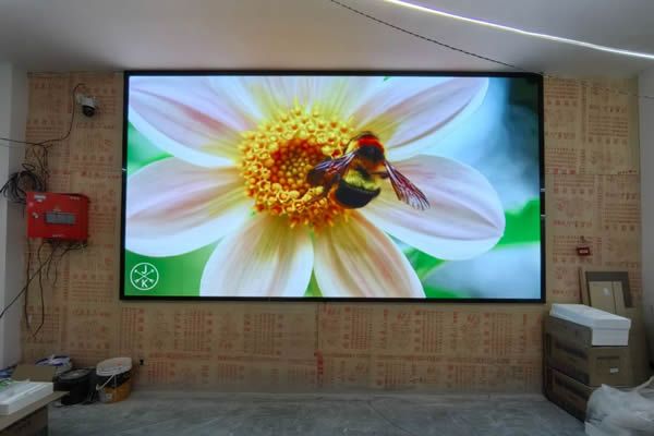 展廳使用投影機(jī)好還是LED顯示屏好，這兩種顯示大屏有什么區(qū)別